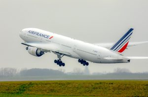 Avión de Air France despegando