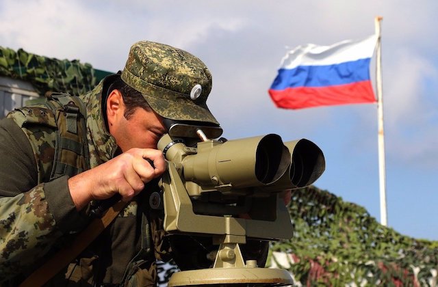 Rusia_guerra_soldado_bandera