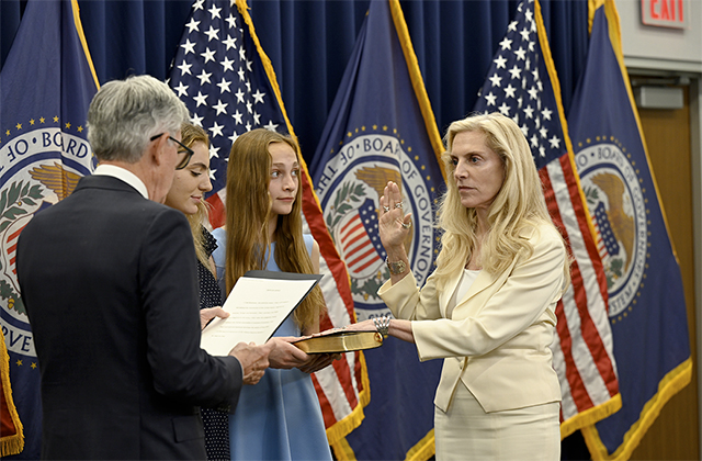 Lael Brainard tomando posesión de su cargo como vicepresidenta de la Fed en Mayo de 2022