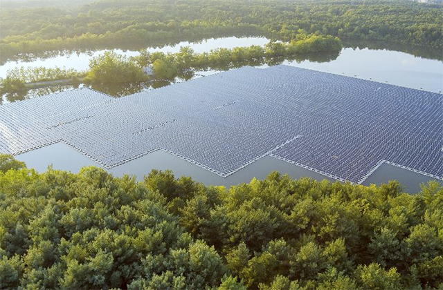 Paneles fotovoltaicos flotantes de Iberdrola