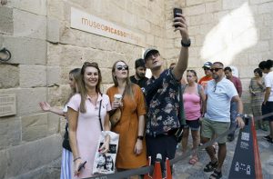 Turistas a la entrada del Museo Picasso en Málaga