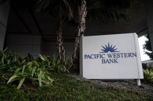 Entrada a la sede del banco californiano Pacific West Corp.