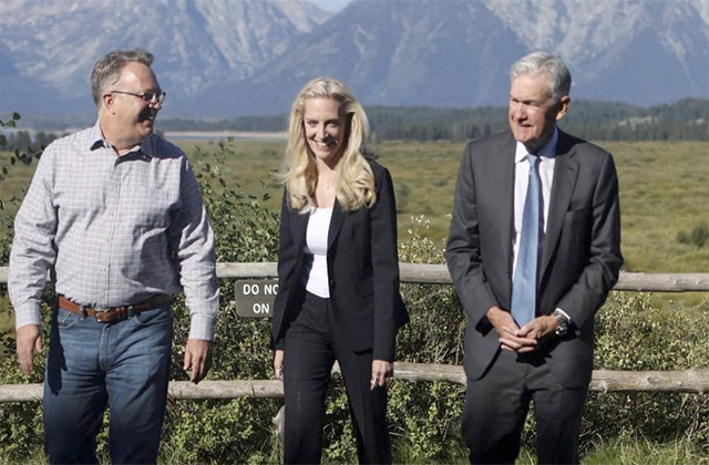 Jerome Powell , junto a la vicepresidenta de la Fed, y el presidente de la Fed de Nueva York, en la reunión de Jackson Hole 2022