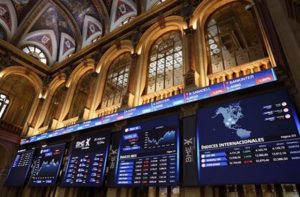 Paneles del Ibex35 en la Bolsa de Madrid