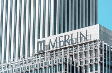 Logo de Merlin Properties en la azotea de uno de sus edificios