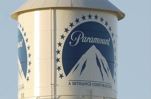 Logotipo de Paramount en una torre de agua en sus estudios de Los Ángeles